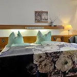 Goldener Hahn Pool, Sauna & Fruehstuecksservice *