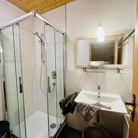 Goldener Hahn Pool, Sauna & Fruehstuecksservice *