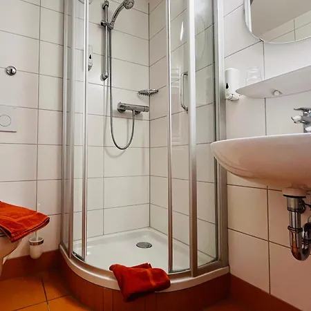 Goldener Hahn Pool, Sauna & Fruehstuecksservice * Байрсброн