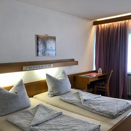 Goldener Hahn Pool, Sauna & Fruehstuecksservice Байрсброн