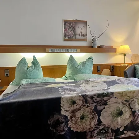 Goldener Hahn Pool, Sauna & Fruehstuecksservice *