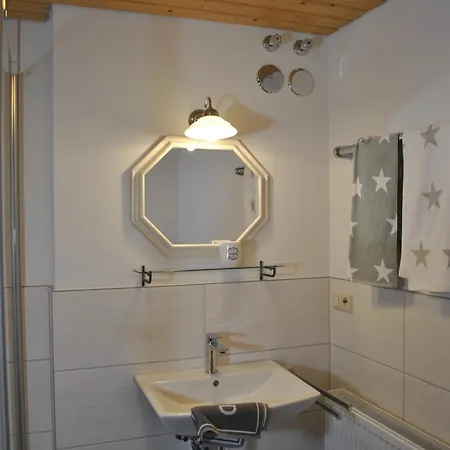 Goldener Hahn Pool, Sauna & Fruehstuecksservice * Байрсброн