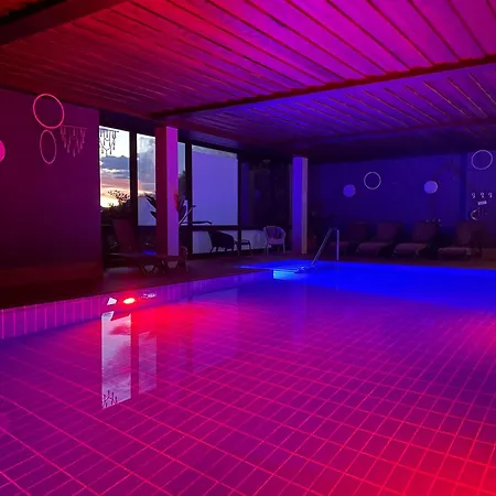 Goldener Hahn Pool, Sauna & Fruehstuecksservice *