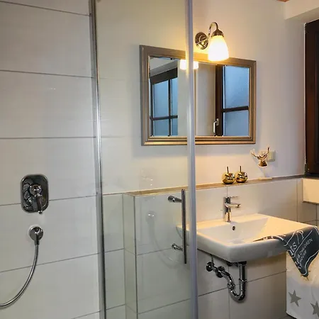Апартаменты Goldener Hahn Pool, Sauna & Fruehstuecksservice