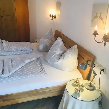 Апартаменты Goldener Hahn Pool, Sauna & Fruehstuecksservice Байрсброн