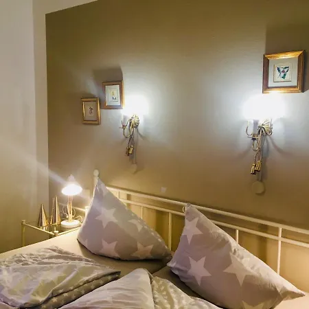Апартаменты Goldener Hahn Pool, Sauna & Fruehstuecksservice Байрсброн